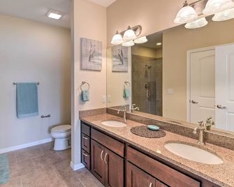 Lakefront Corsicana Condo Pool and Private Balcony! - Corsicana