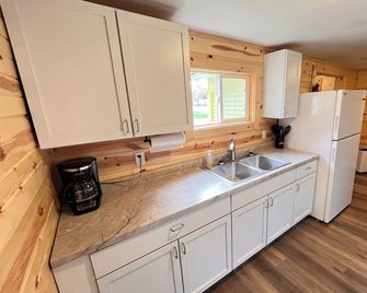 Cozy Sleeping Bear Dunes Cabin - Honor - Cocina