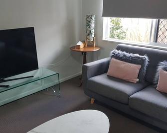 Cosy Buderim home away from home - Buderim - Living room