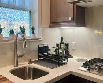 3 doors down to New Orleans , Excellent location! - Arabi - Cuisine