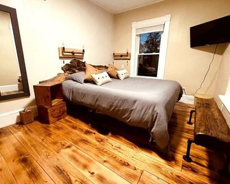 Waterfront Family Retreat | Sauna & Hot Tub - Lanark - Bedroom