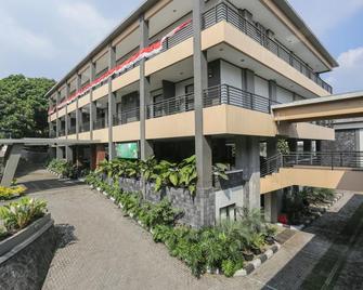 Grand Hani Hotel - Lembang - Gebäude