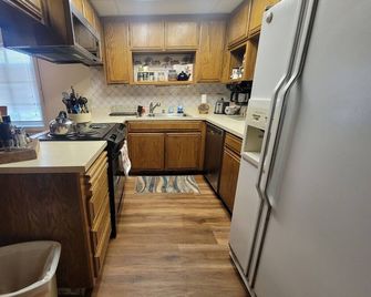 The Lazy Lake House - Kelseyville - Kitchen