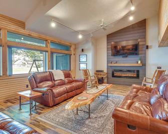 Spacious Old Forge Condo w/ Patio & Fire Pit! - Old Forge - Sala de estar