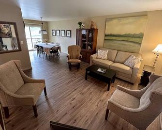 3BR on Quiet Street in West Lafayette near Purdue - West Lafayette - Living room