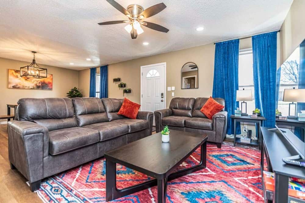 3-BR Retreat, Hot Tub, EV, close to Blue Oval City - Covington - Huiskamer