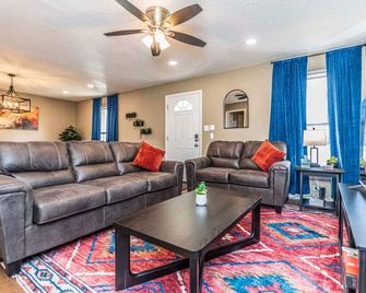 3-BR Retreat, Hot Tub, EV, close to Blue Oval City - Covington - Huiskamer