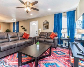 3-BR Retreat, Hot Tub, EV, close to Blue Oval City - Covington - Huiskamer
