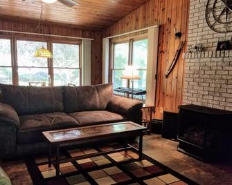 Clean, Comfortable, Single-Story Cabin on Rushing Creek w/ Private Swim Pond - Hayesville - Sala de estar