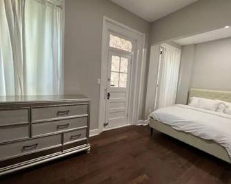 Spacious 1br Apt W/ Character 10ft Ceilings W/D! - Albany - Bedroom