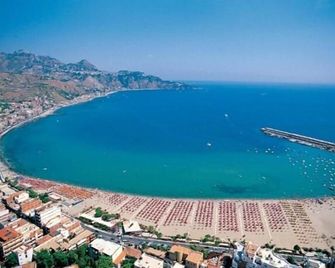 B&B A casa di amici - Giardini Naxos