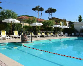 โรงแรมสวีซเซอ - มารินาดิพิเอตราซานตา - สระว่ายน้ำ