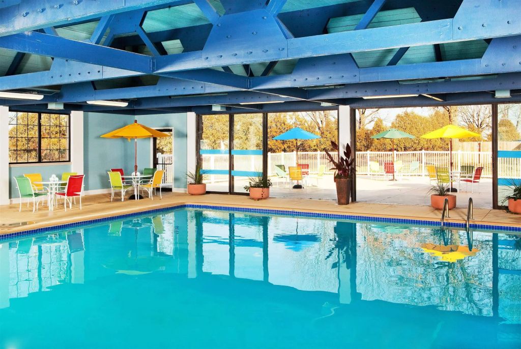 Four Points by Sheraton Kalamazoo - קאלאמאזו - בריכה