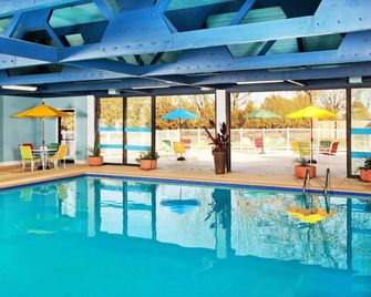 Four Points by Sheraton Kalamazoo - Kalamazoo - Svømmebasseng