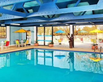 Four Points by Sheraton Kalamazoo - קאלאמאזו - בריכה