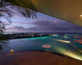 Glamday Style Hotel & Resort Okinawa Yomitan - Yomitan - Pool