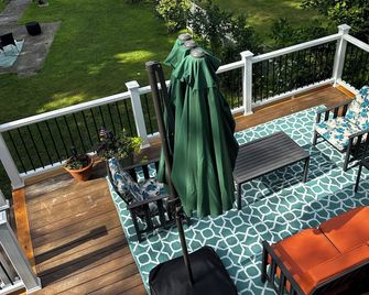3rd Burden Lake Fall/Winter/Spring Rental in Averill Park, Ny - Averill Park - Balcón