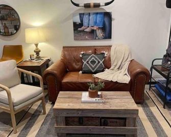 Peaceful new Tiny Home on farm, steps to wineries! - Escondido - Huiskamer