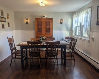 Gather with loved ones in this early American home - Bethel - Dining room