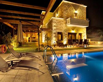 A tastefully decorated traditional villa with private pool and panoramic view - Darmarochori - Piscina