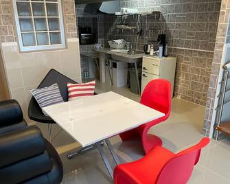 A 10minute walk from Miyazaki Airport A maisonett - Elegance Airport South B / Miyazaki Miyazaki - Miyazaki - Restauracja