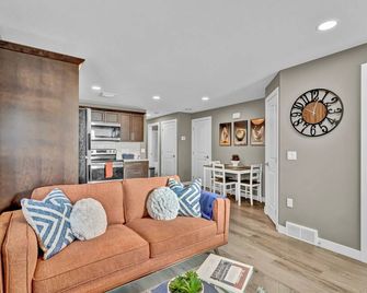 Hillside Suite: Your Cozy, Modern Getaway in Medicine Hat - Medicine Hat - Living room