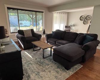 Lake and Peak Retreat - Smithers - Living room