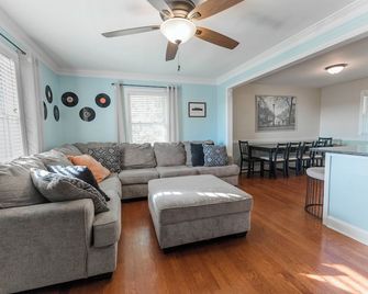 Rockin' West Nashville Retreat - 5 miles from downtown - נאשוויל - סלון