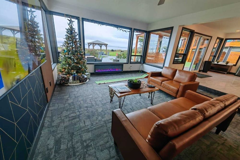 Sea Edge Beachside Hotel - Parksville