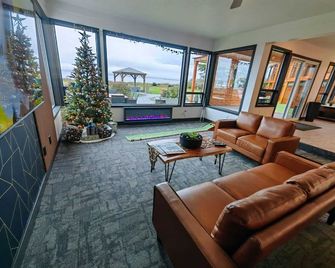Sea Edge Beachside Hotel - Parksville