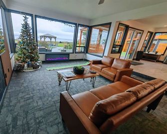 Sea Edge Beachside Hotel - Parksville