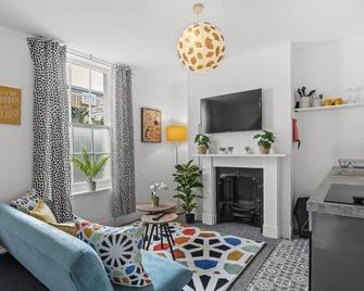 Dorset Green By My Getaways - Brighton - Living room