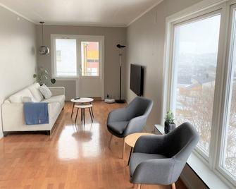 Stort hus med fantastisk utsikt - Narvik - Wohnzimmer