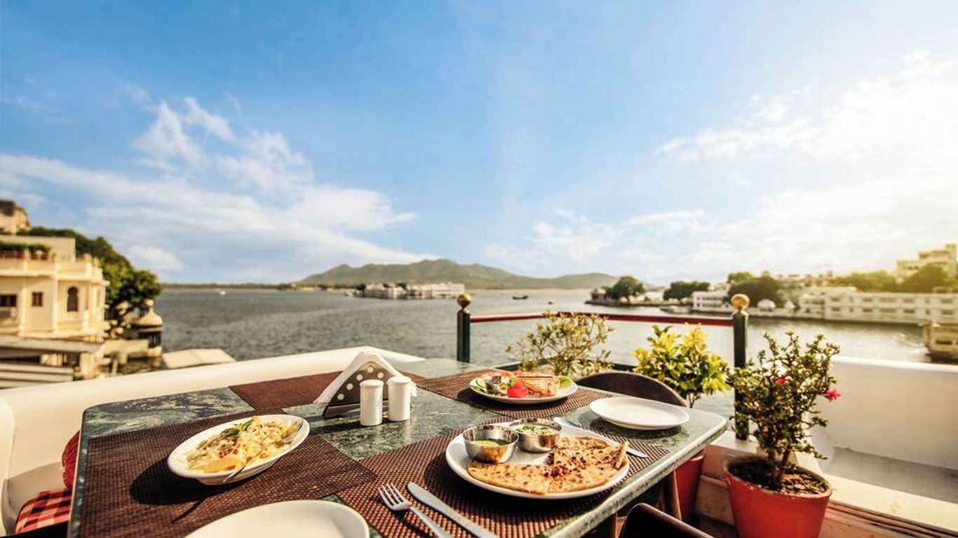 Hotel Devraj Niwas on Lake Pichola