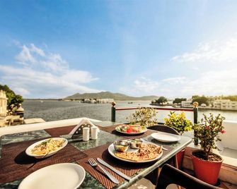 Hotel Devraj Niwas on Lake Pichola - Udaipur - Balcony