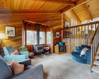 Lake Cushman Escape - Hoodsport - Living room