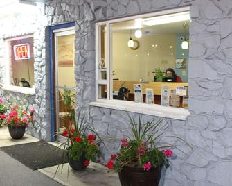 Silver Sands Motel - Florence - Front desk