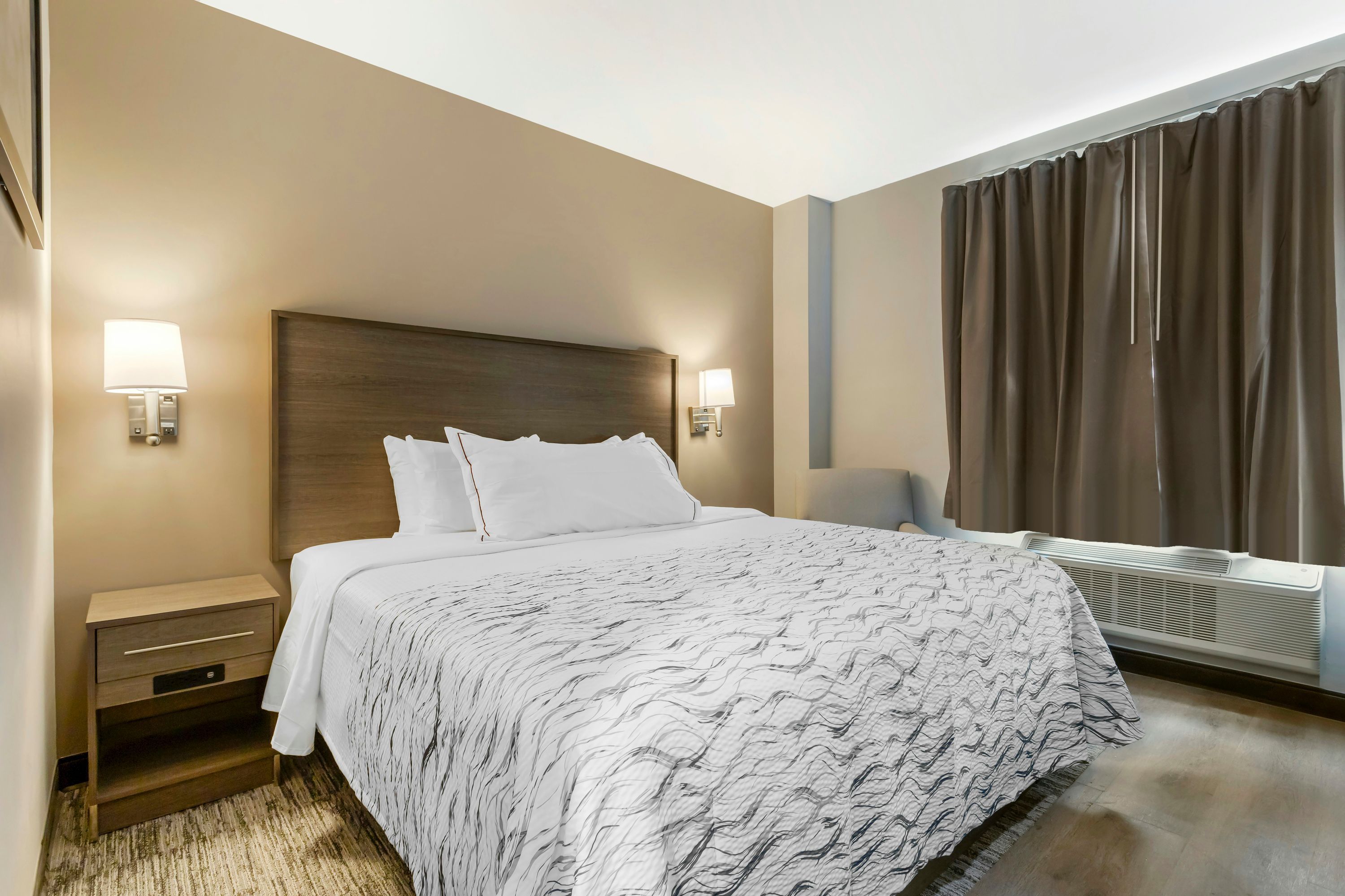 Red Roof PLUS+ Jamaica, NY - JFK Airport - Queens - Bedroom