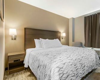 Red Roof PLUS+ Jamaica, NY - JFK Airport - Queens - Bedroom