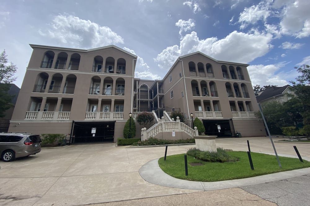 Lovely two bedroom condo with treetop views - יוסטון - בניין