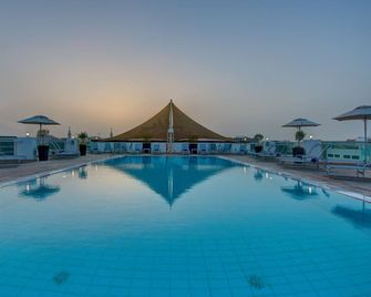 فندق جيه 5 - بورسعيد - دبي - حوض السباحة