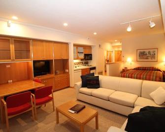 Squaw Valley Lodge: Ski-in/Ski-out Studio w/ Views, Pool & Hot Tubs - Olympic Valley - Sala de estar