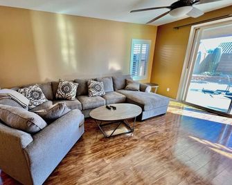 Charming 3-bedroom house in Gold Canyon with 1 gigabit WiFi and amazing views - Gold Canyon - Sala de estar