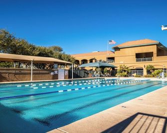 Peaceful Desert Hills Retreat – Furnished 2BR with Mountain Views & Patio - Green Valley - Piscina