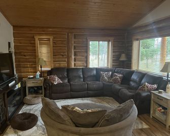 Charming 2-bedroom cabin with bonus loft, pet-friendly in Seeley Lake - Seeley Lake - Living room