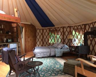 Secluded & Clean Yurt, Nestled In Woods And Gardens - Trumansburg - Bedroom