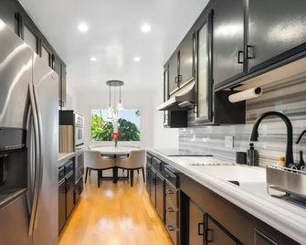 Elegant 2-bedroom Condo in wonderful Los Feliz with WiFi, Office Space and AC - Los Ángeles - Cocina