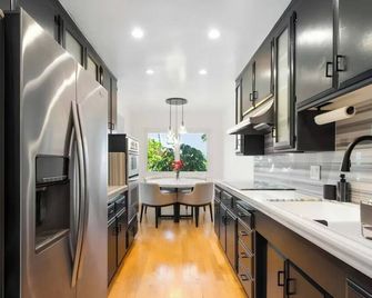 Elegant 2-bedroom Condo in wonderful Los Feliz with WiFi, Office Space and AC - לוס אנג'לס - מטבח