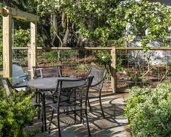 Best Location!! 5 Minute Stroll To The Beach - Saint Simons - Patio