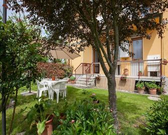 Belvilla By OYO Casa Olmi - Borgo San Lorenzo - Patio